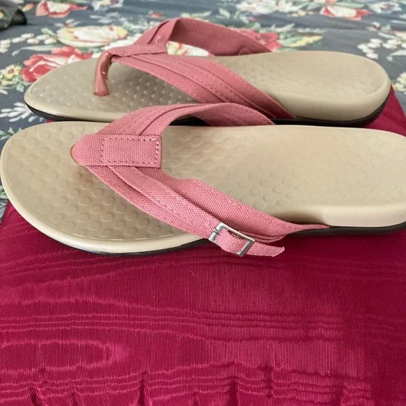 SALE $20 Unbranded dusty pink Sz. 8 1/2, thongs, like new condition $35 - Picture 2 of 4